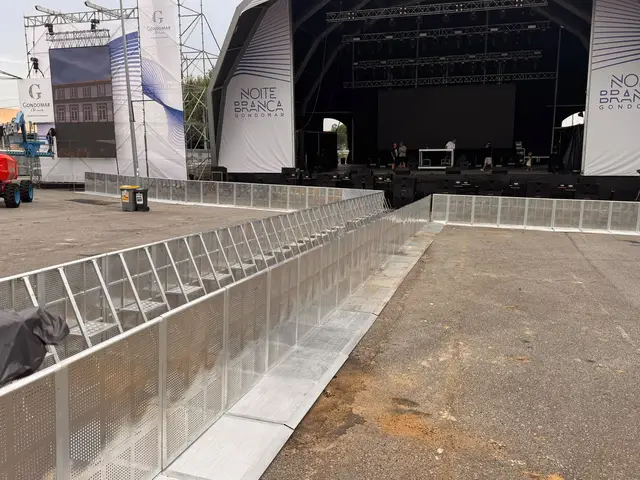 Foto de palcos e estruturas num evento SomXXL (2)