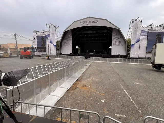 Foto de palcos e estruturas num evento SomXXL (4)