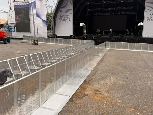 Foto de palcos e estruturas num evento SomXXL (5)