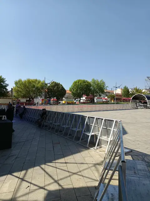 Foto de palcos e estruturas num evento SomXXL (7)