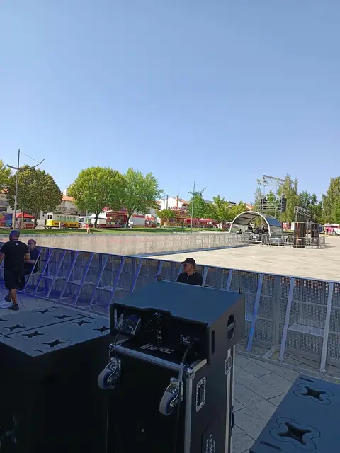 Foto de palcos e estruturas num evento SomXXL (9)