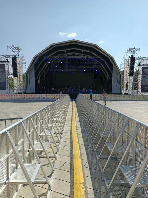 Foto de palcos e estruturas num evento SomXXL (10)