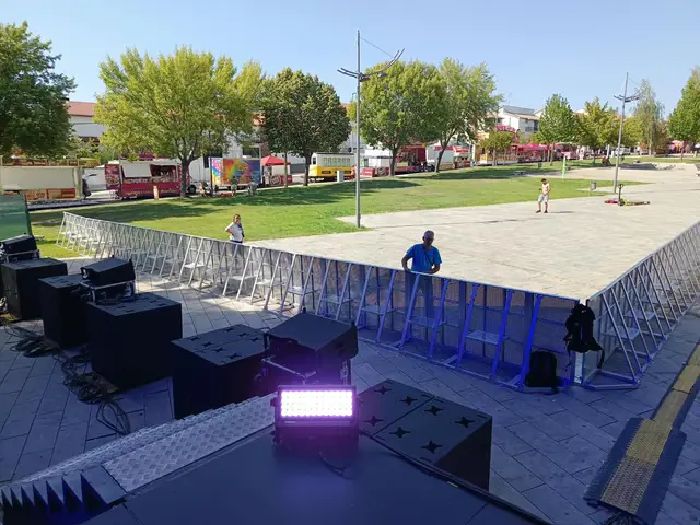 Foto de palcos e estruturas num evento SomXXL (12)