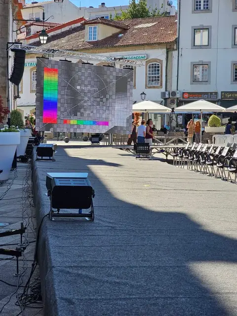 Foto de palcos e estruturas num evento SomXXL (18)