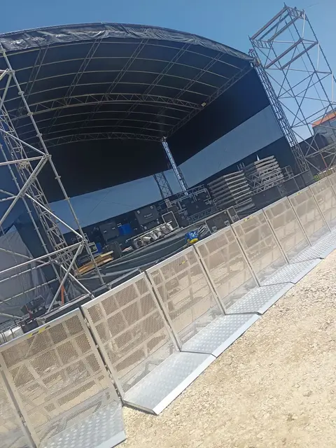Foto de palcos e estruturas num evento SomXXL (19)