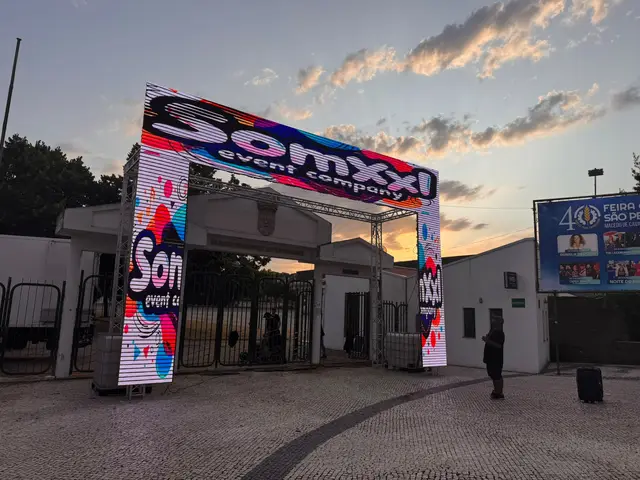 Foto de palcos e estruturas num evento SomXXL (23)