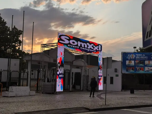 Foto de palcos e estruturas num evento SomXXL (24)