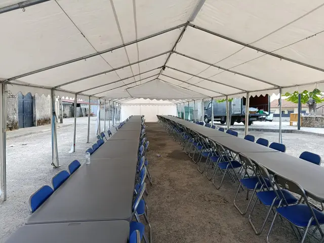 Foto de tendas e mobiliário num evento SomXXL (2)