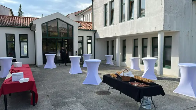 Foto de tendas e mobiliário num evento SomXXL (4)