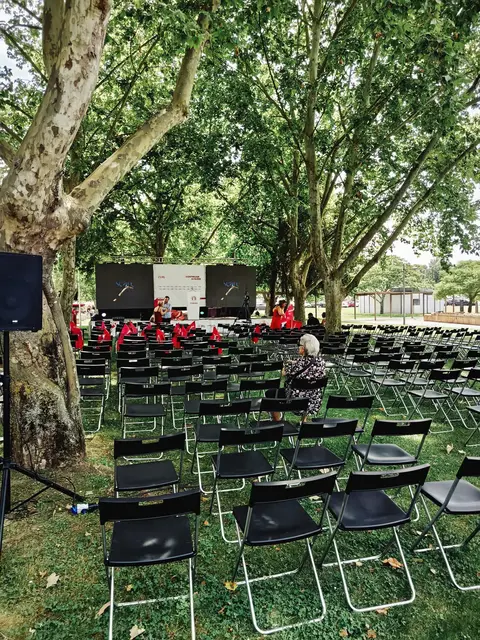 Foto de tendas e mobiliário num evento SomXXL (5)