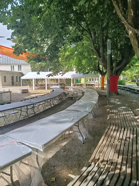 Foto de tendas e mobiliário num evento SomXXL (7)