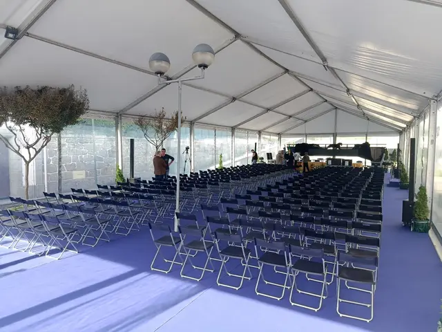 Foto de tendas e mobiliário num evento SomXXL (14)