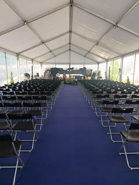 Foto de tendas e mobiliário num evento SomXXL (15)