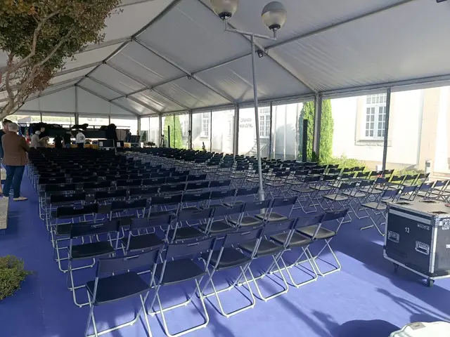 Foto de tendas e mobiliário num evento SomXXL (16)