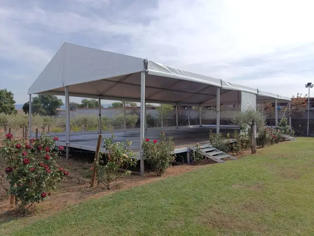 Foto de tendas e mobiliário num evento SomXXL (19)