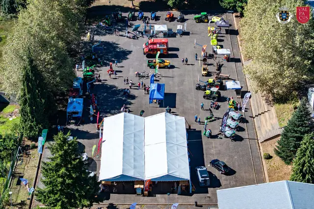 Foto de tendas e mobiliário num evento SomXXL (25)