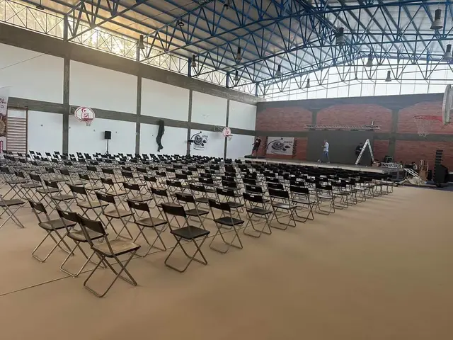 Foto de tendas e mobiliário num evento SomXXL (27)
