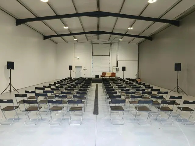 Foto de tendas e mobiliário num evento SomXXL (32)